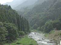 道志渓谷（道志川が堀刻んだ狭く屈曲した渓谷。神奈川県側の丹沢山系につながる）